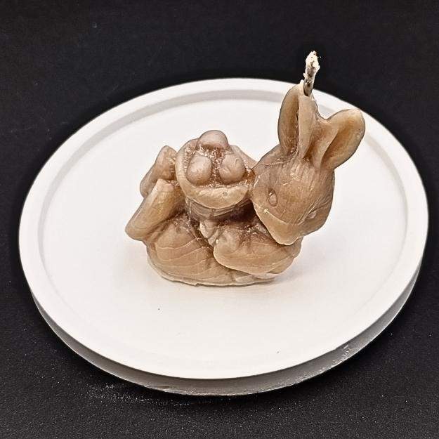 Zając leżący z pisankami